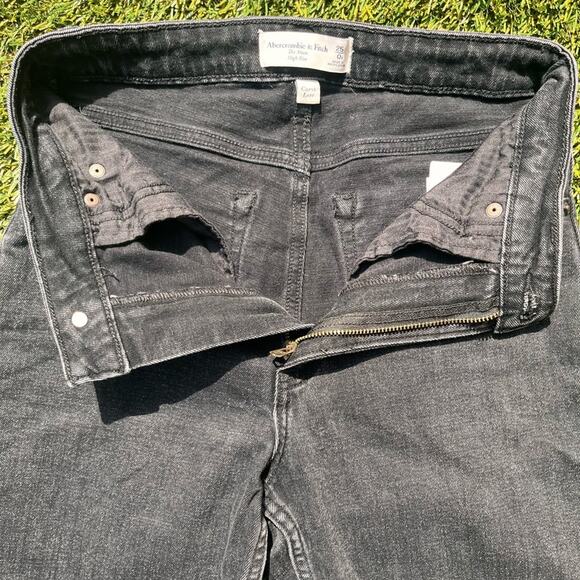 Abercrombie & Fitch Curve Love High Rise Mom Jeans - Picture 7 of 11